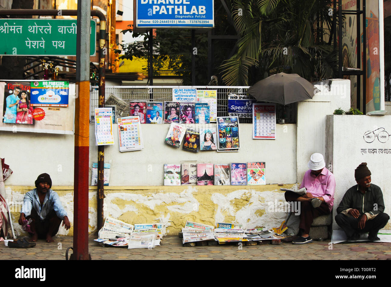 PUNE, Maharashtra, gennaio 2019, la gente di stallo di giornale su strada Foto Stock