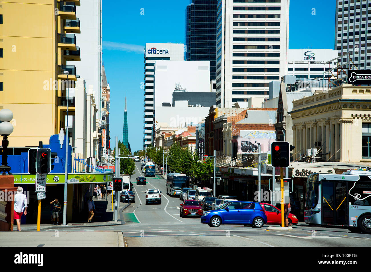 PERTH, Australia - 14 Marzo 2019: gli edifici commerciali e la vita della città su Barrack Street nel CBD di Perth Foto Stock
