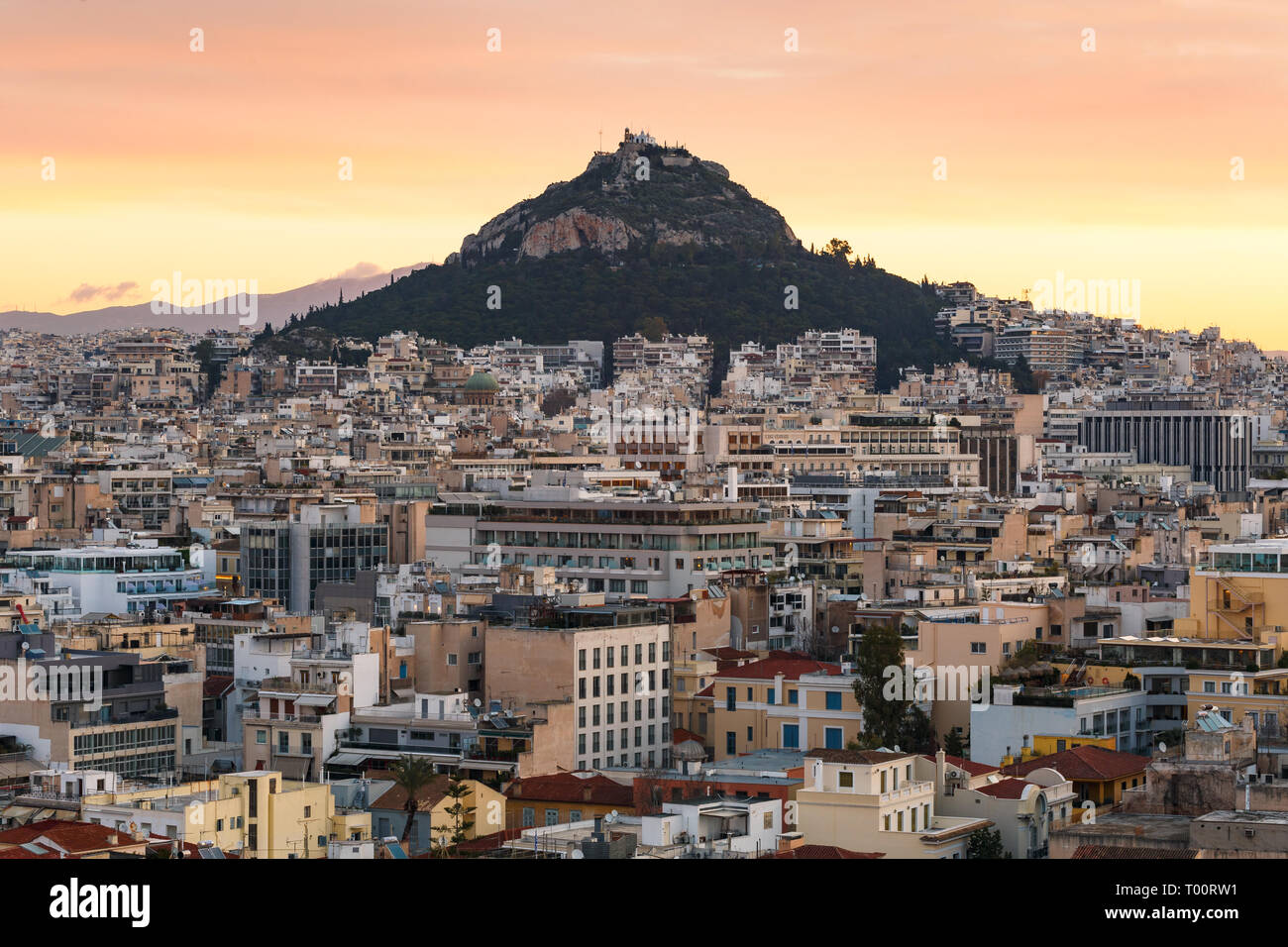 Athens, Grecia - 18 Gennaio 2019: vista della collina di Lycabettus Anafiotika dal quartiere del centro storico di Atene, Grecia. Foto Stock