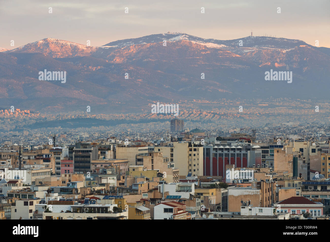 Athens, Grecia - 18 Gennaio 2019: Vista di Parnitha montagna un città di Atene in Grecia. Foto Stock