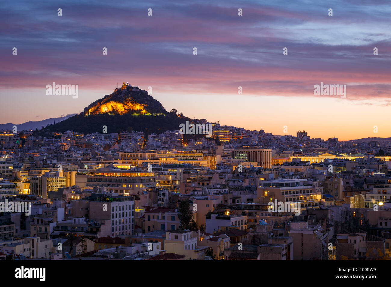 Vista della collina di Lycabettus Anafiotika dal quartiere del centro storico di Atene, Grecia. Foto Stock