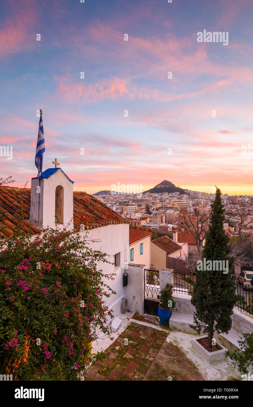 Vista della collina di Lycabettus Anafiotika dal quartiere del centro storico di Atene, Grecia. Foto Stock