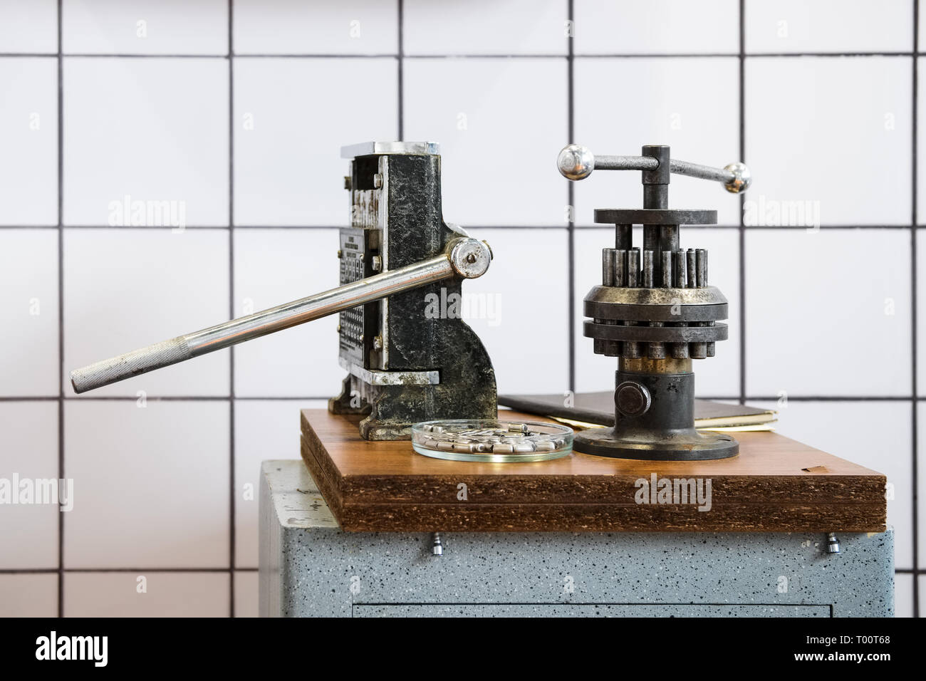 La storia di strumenti dentali - vecchia macchina per dentiere Foto Stock