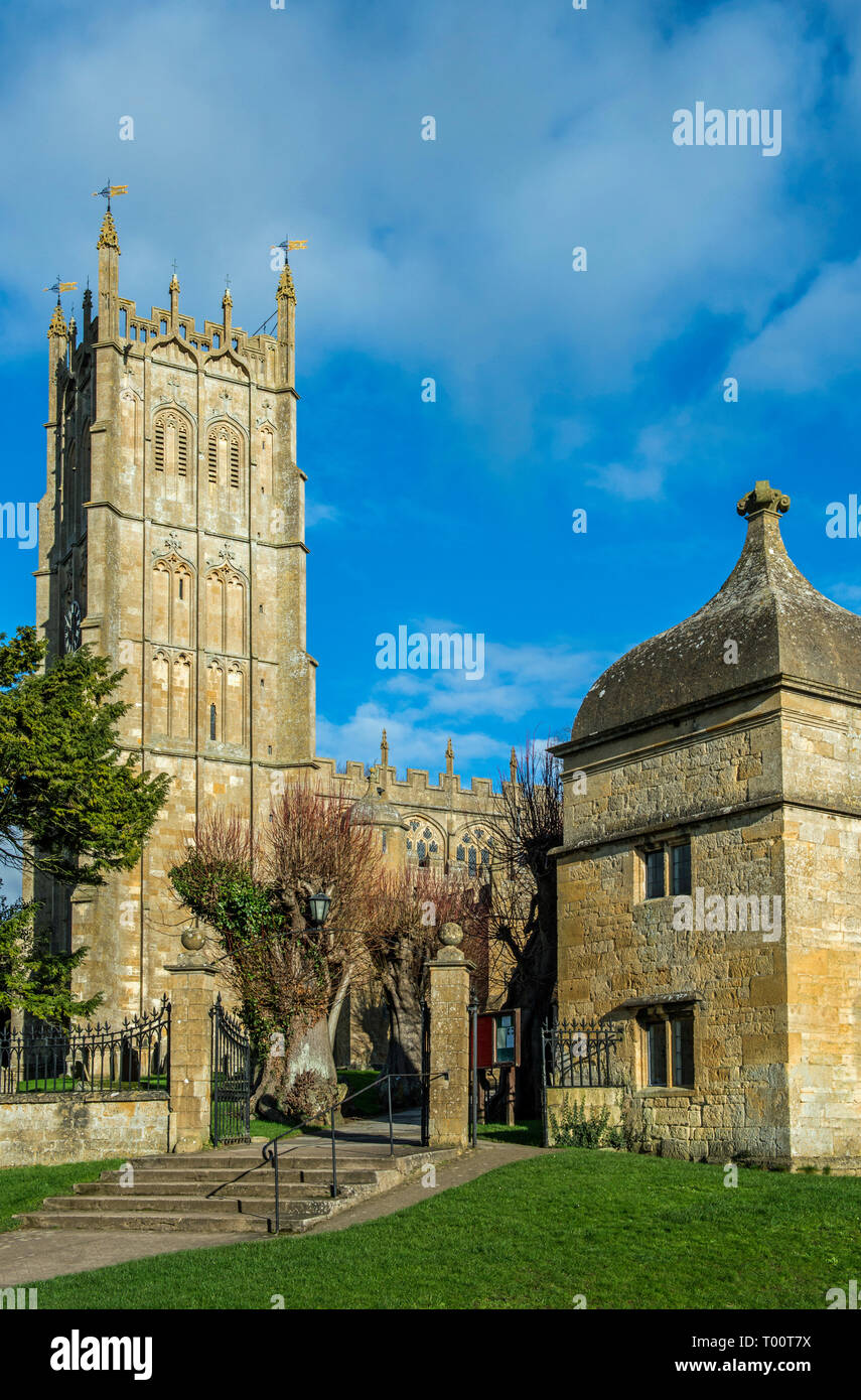 St James chiesa nella città mercato di Chipping Campden Gloucestershire in una luminosa giornata di sole Foto Stock