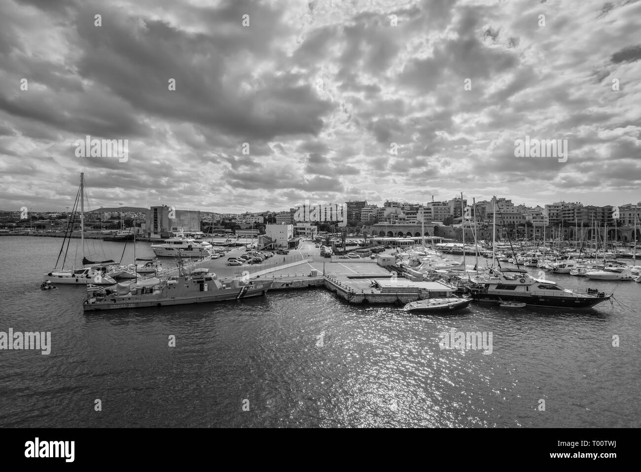 Heraklion, Creta, Grecia - 2 Novembre 2017: il vecchio porto di Heraklion con barche da pesca e marina, isola di Creta, Grecia. La fotografia in bianco e nero Foto Stock