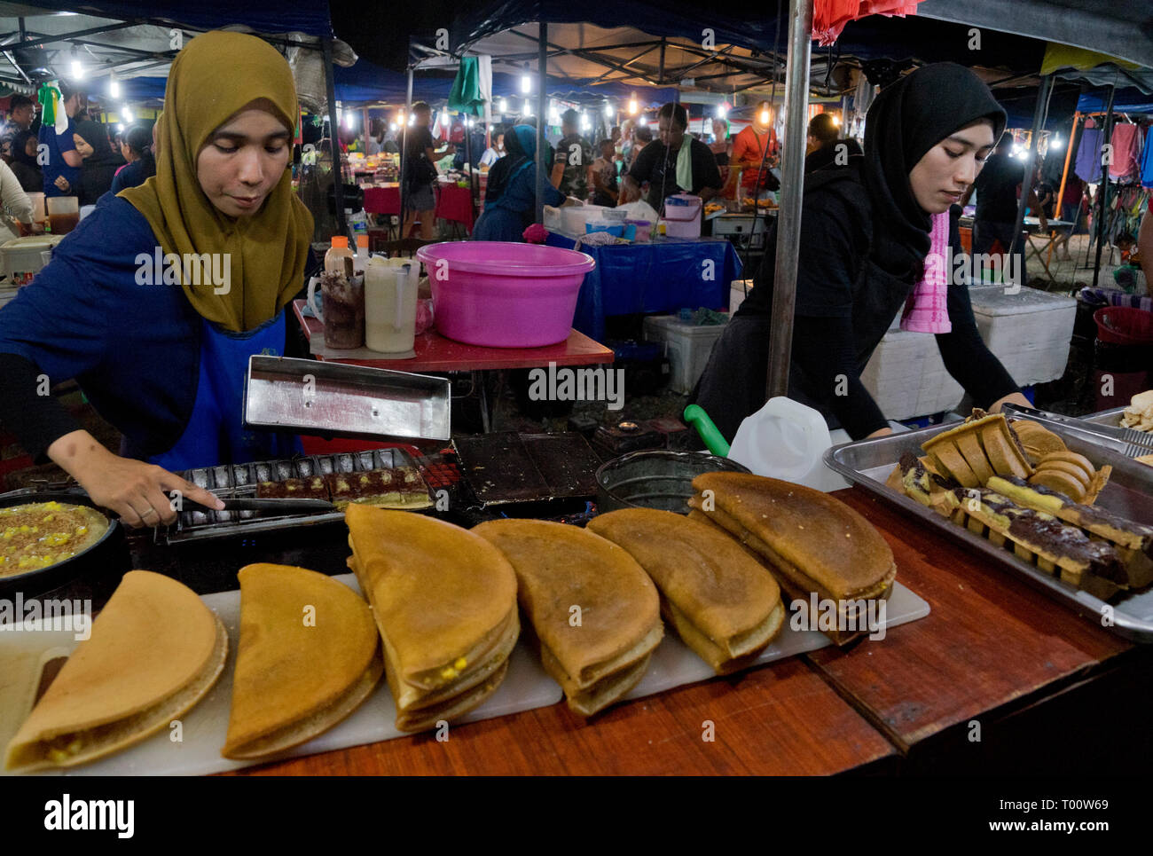 Cibo di strada in stallo il mercato notturno dell'isola di Langkawi, Malesia,Asia Foto Stock