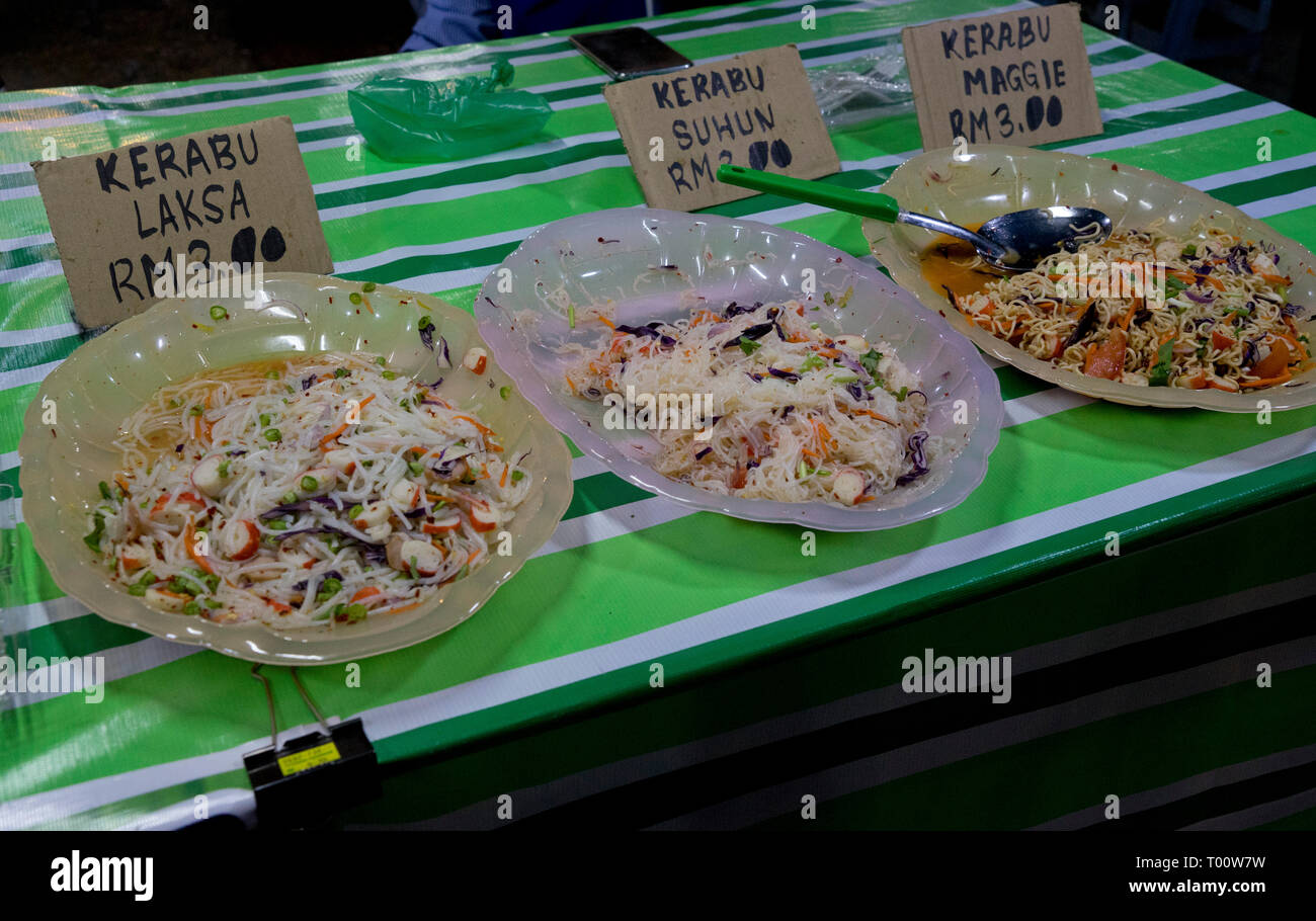 Cibo di strada in stallo il mercato notturno dell'isola di Langkawi, Malesia,Asia Foto Stock