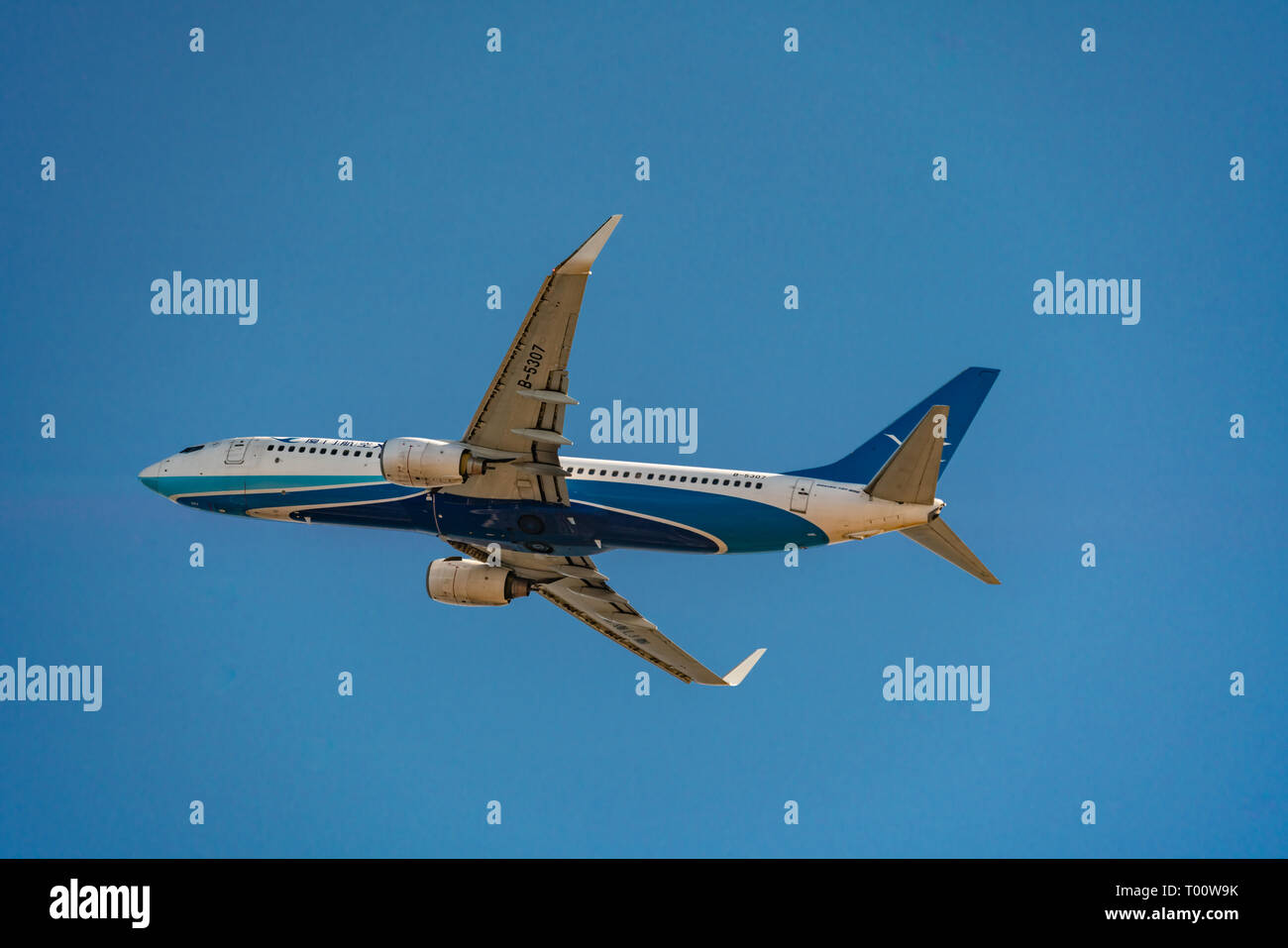 OSAKA, Giappone - GEN. 4, 2019: Xiamen Airlines Boeing 737-800 decollo dall'Aeroporto Internazionale Kansai di Osaka in Giappone. Foto Stock