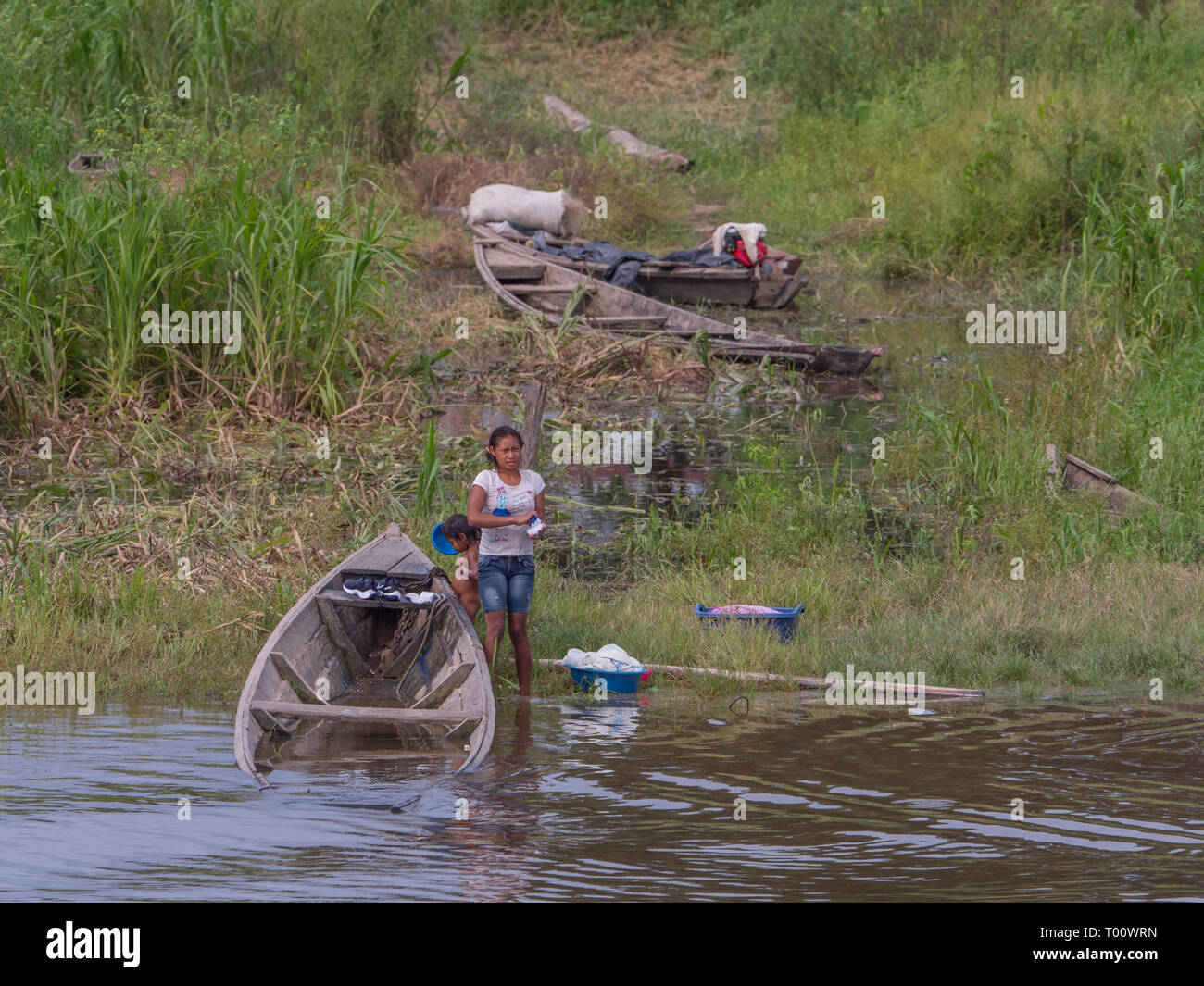 Fiume del Amazon, Perù - 4 Dicembre 2018: La vita quotidiana della gente sulla banca del fiume del Amazon. Giungla Amazzonica. Il Perù, Sud America. Foto Stock