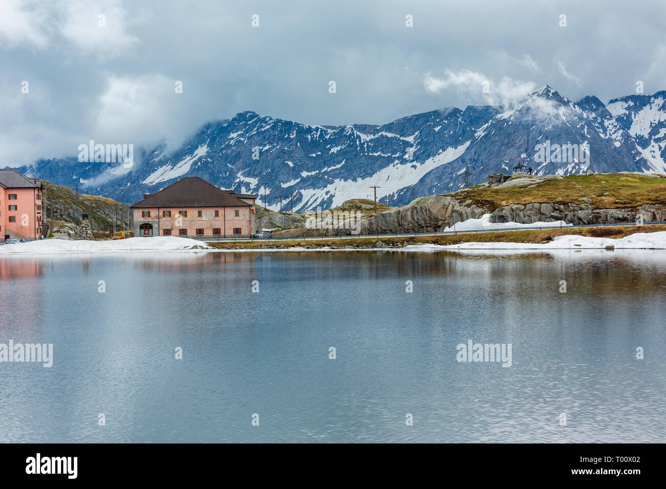 La molla alpi lago di montagna Lago della Piazza e Alexander monumento a Suworow nel lontano (Svizzera, Passo del San Gottardo). Il monumento è opera di Dmi Foto Stock