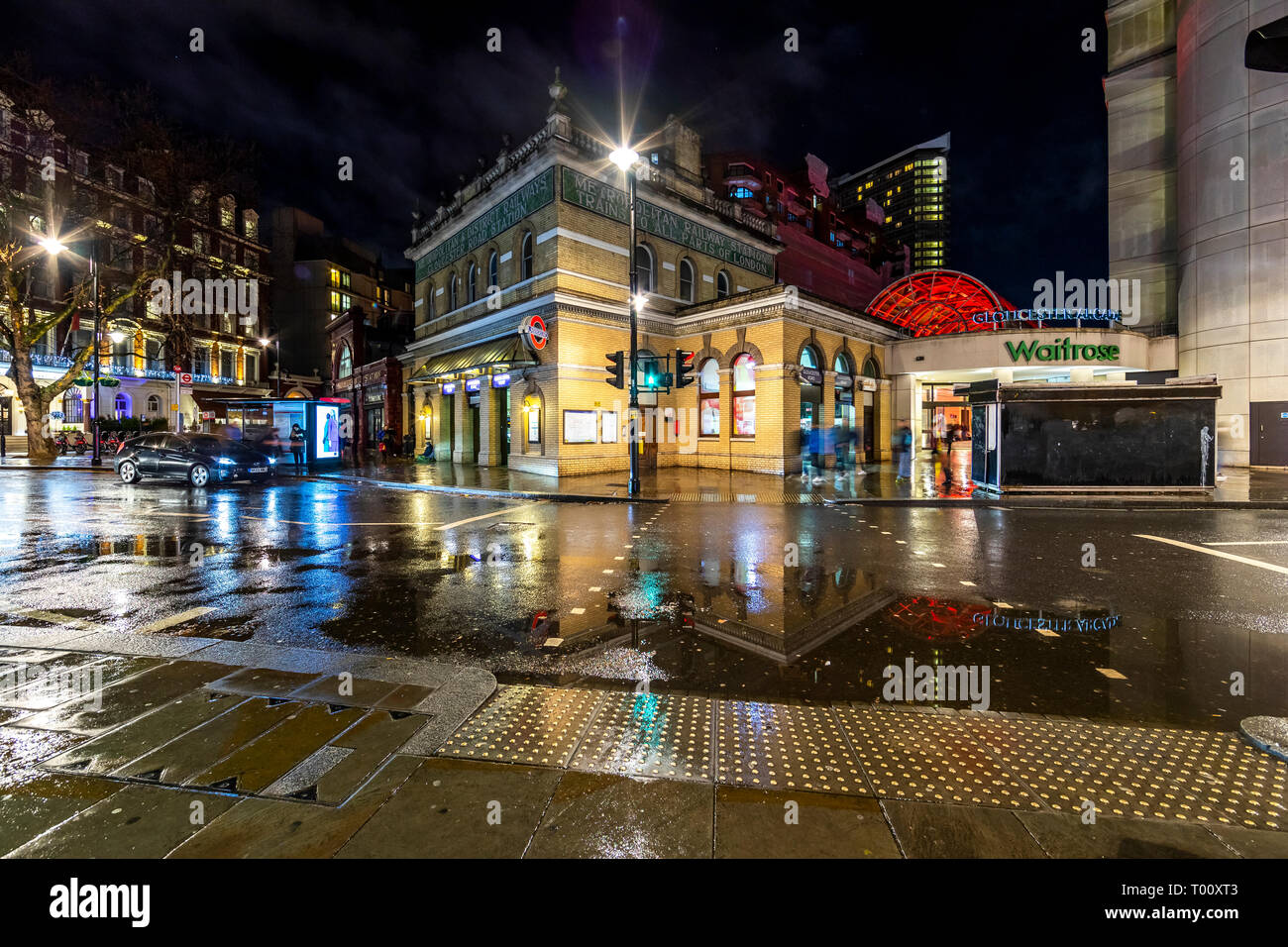 Dalla stazione metropolitana di Gloucester Road di notte. La metropolitana di Londra, Londra. Foto Stock