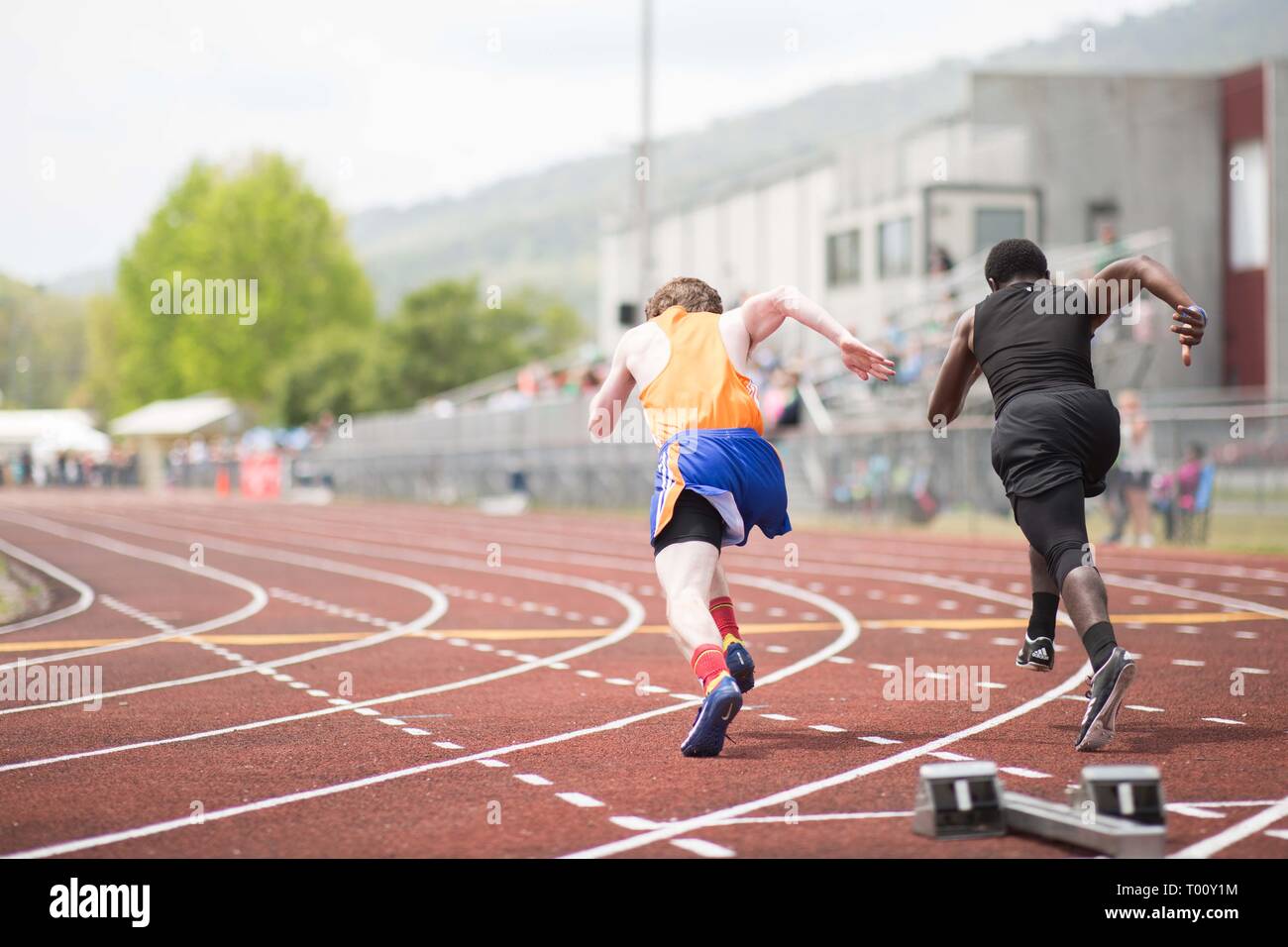 Gli studenti delle scuole superiori di partecipare a un campo e pista da 100 metri di corsa del cruscotto Foto Stock