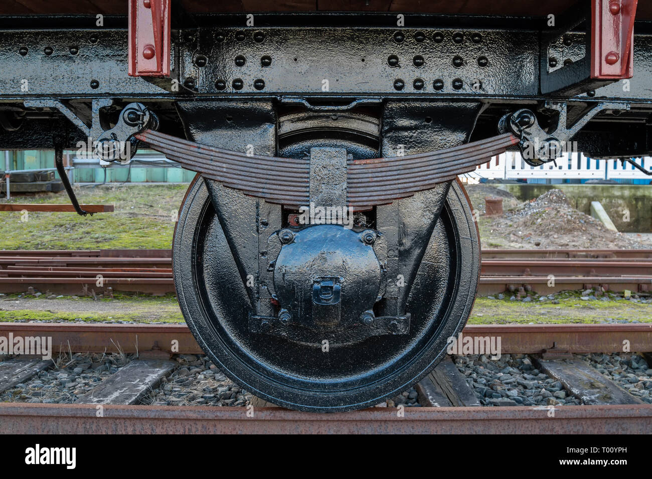 Ruota nera di un carrello ferroviario su rotaie Foto stock - Alamy