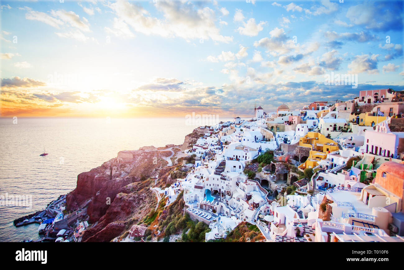 Bellissima isola di Santorini paesaggio con mare, cielo e nubi. La cittadina di Oia, Grecia landmark Foto Stock