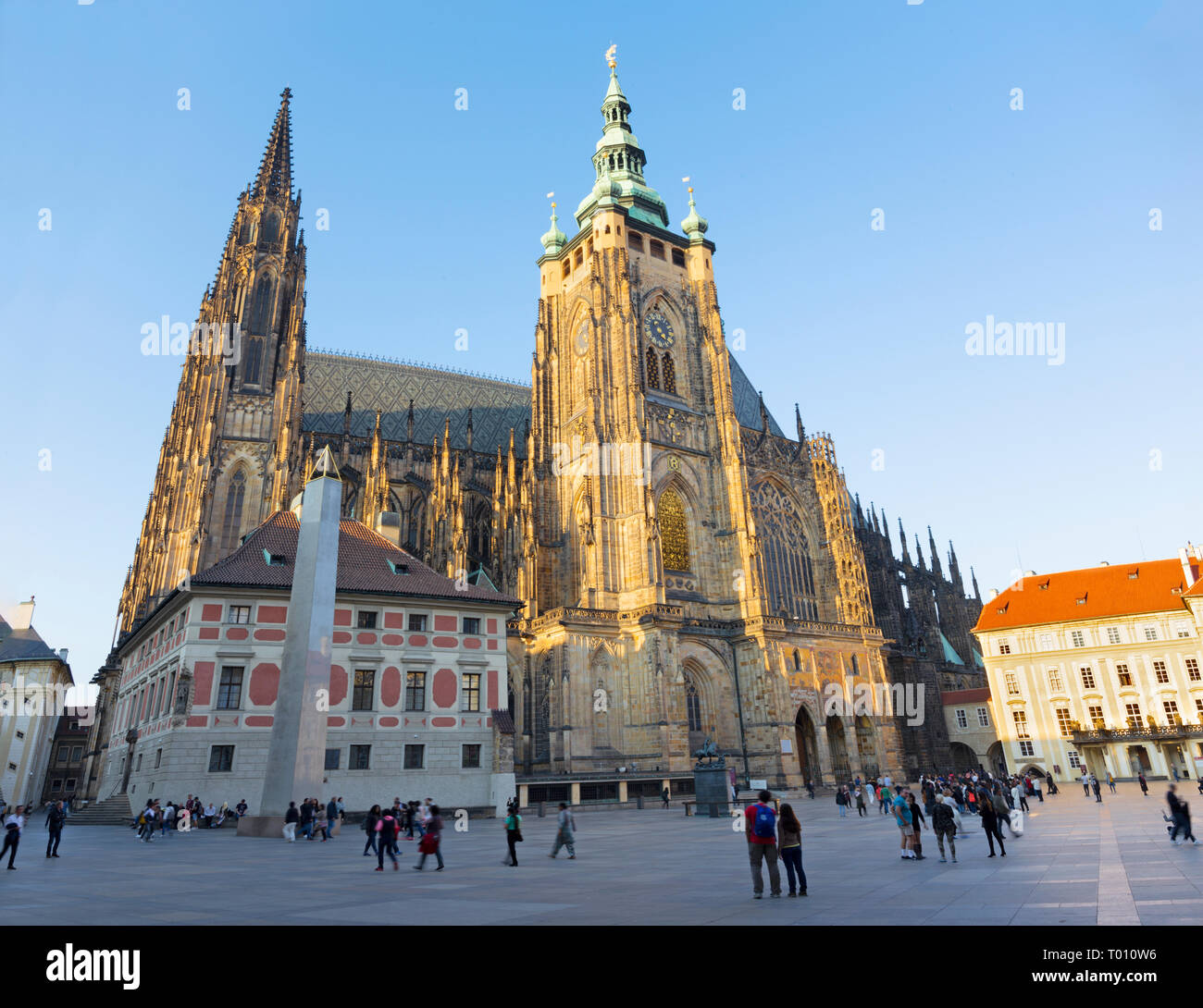 Praga, Repubblica Ceca - 14 ottobre 2018: la cattedrale di San Vito da sud. Foto Stock