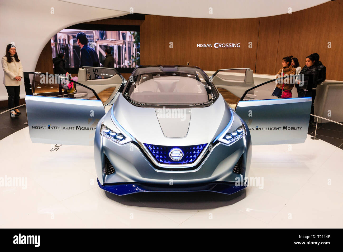 Nissan showroom di punta sul Ginza a Tokyo. Visualizzazione della concept car elettrica Nissan IDS, con le porte aperte su una cordata off cerchio bianco area. Foto Stock