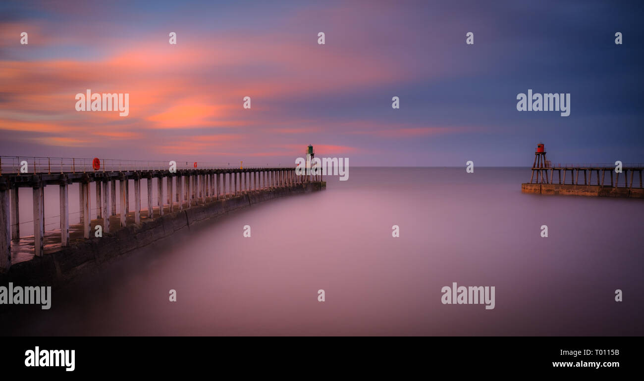 Tramonto sulle banchine di Whitby, Whitby, North Yorkshire Foto Stock