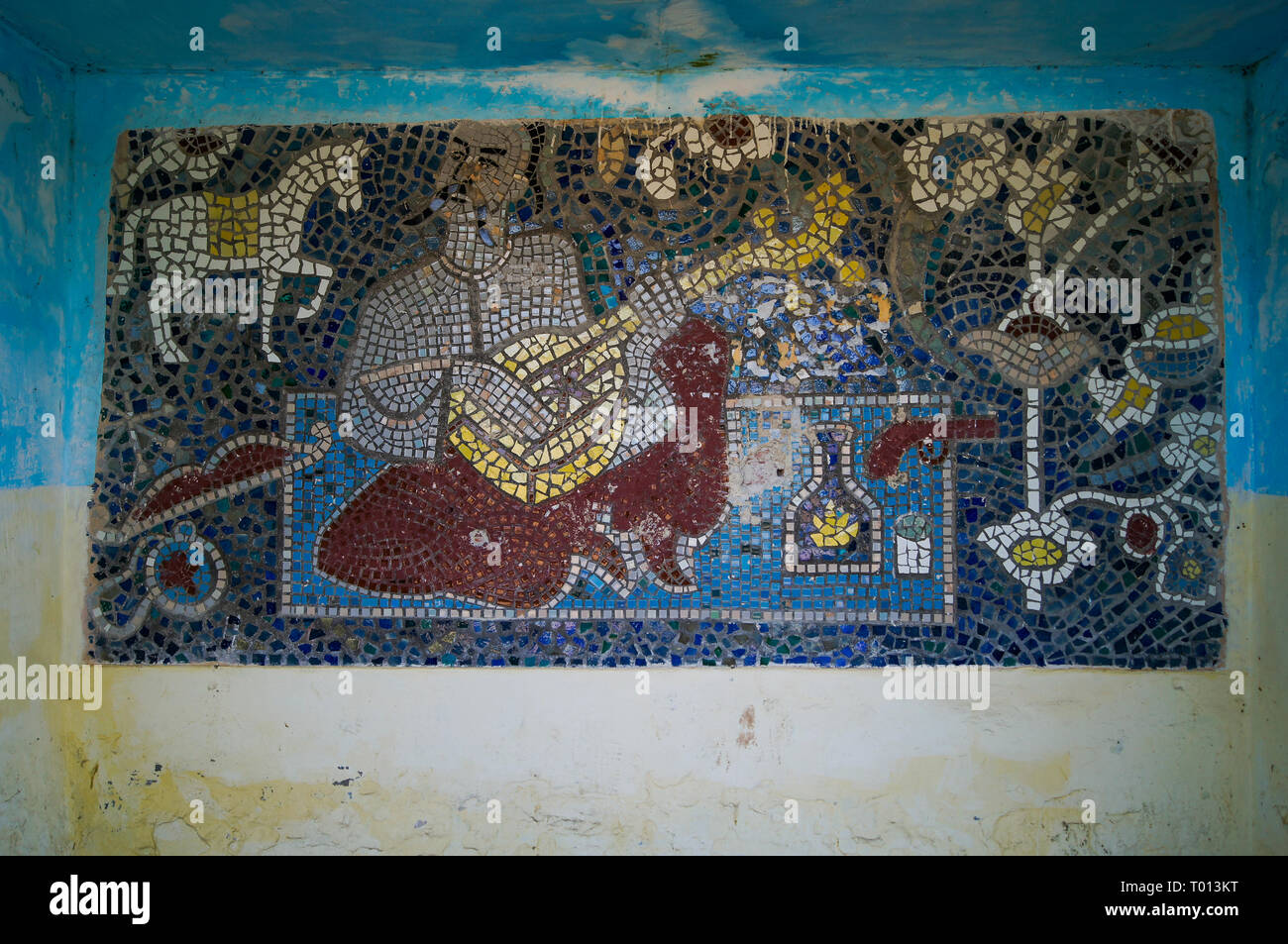 Vecchio mosaico su bus stop in Ucraina occidentale. L'Europa. Foto Stock