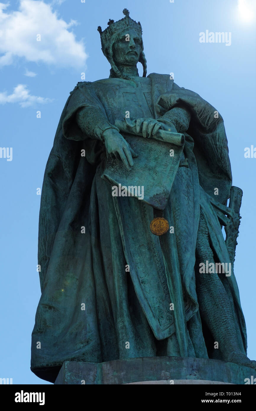 Piazza degli Eroi la statua del re Andrea II colonnati Budapest Ungheria Foto Stock