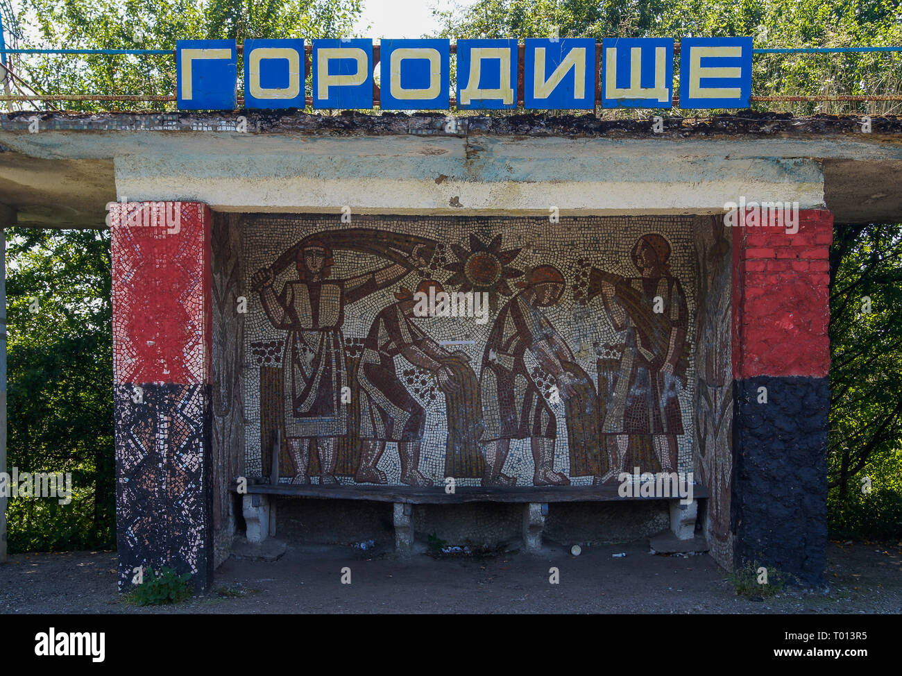 Ex URSS mosaico su fermata bus e colori nazionalista in Ucraina occidentale. L'Europa. Foto Stock