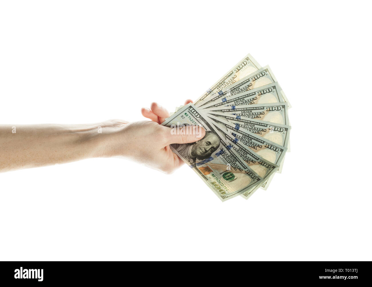 100 dollari bill denaro contante in mano maschio isolato su sfondo bianco. US Dollar nota Foto Stock