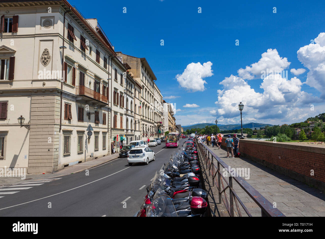 Il fiume Arno nella regione Toscana di Italia, che fluisce attraverso il cuore di Firenze, Italia. Foto Stock