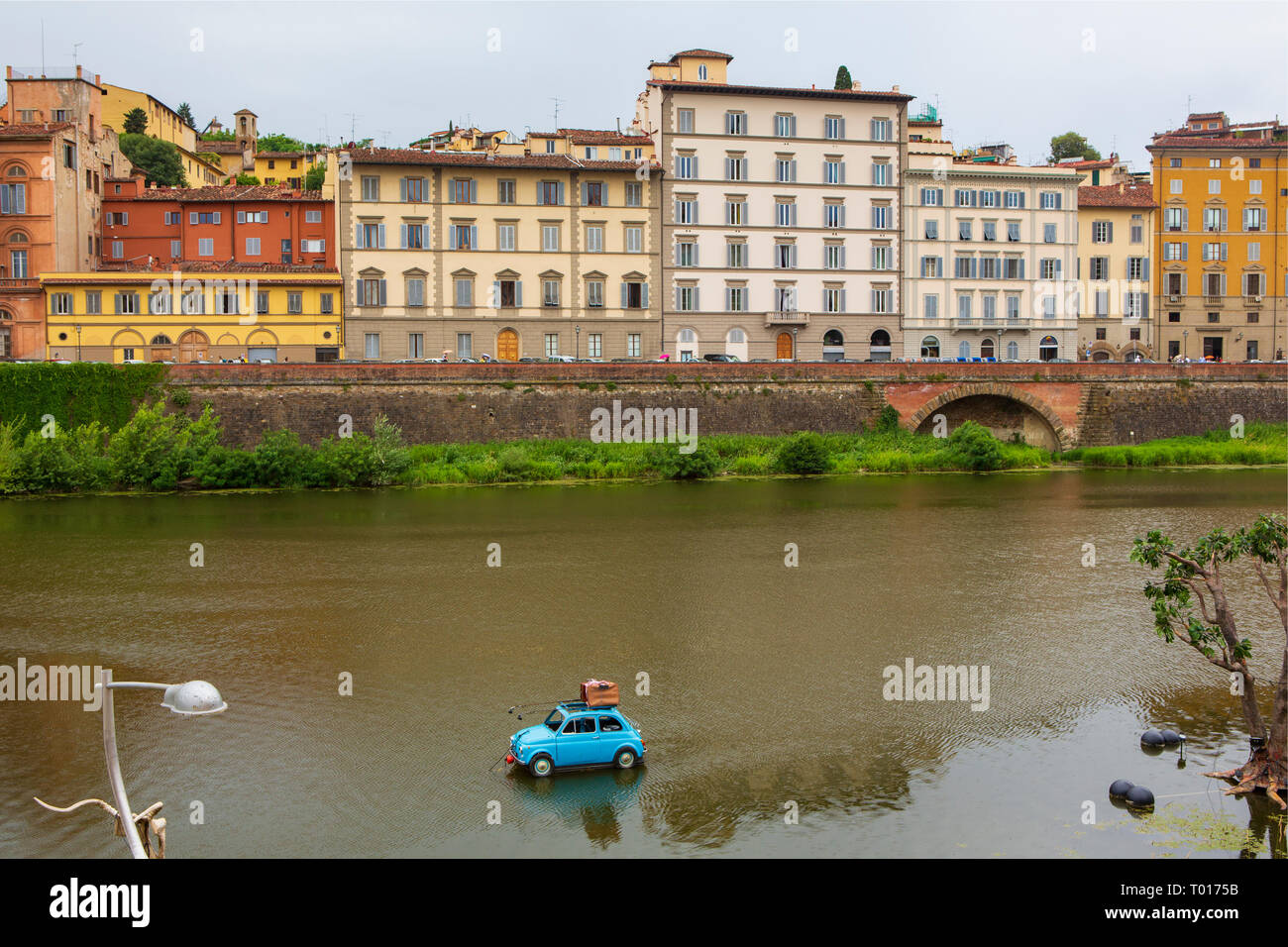 Il fiume Arno nella regione Toscana di Italia, che fluisce attraverso il cuore di Firenze, Italia. Foto Stock