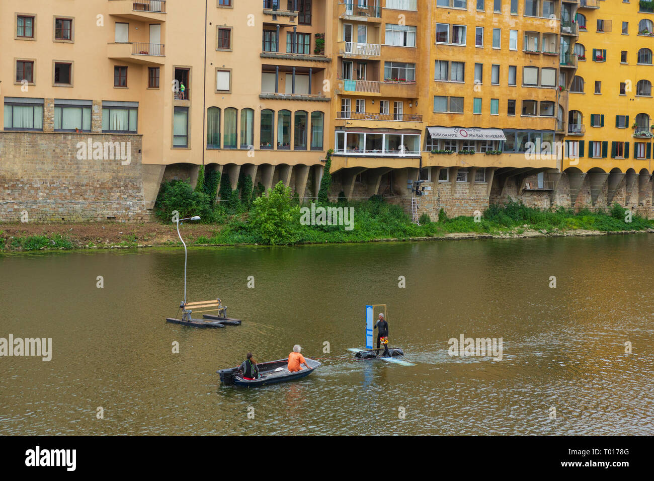 Il fiume Arno nella regione Toscana di Italia, che fluisce attraverso il cuore di Firenze, Italia. Foto Stock