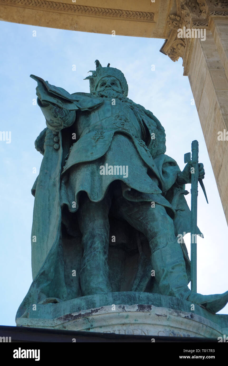 Piazza degli Eroi la statua di BETHLEN GÁBOR (Gabriel Bethlen) colonnati Budapest Ungheria Foto Stock
