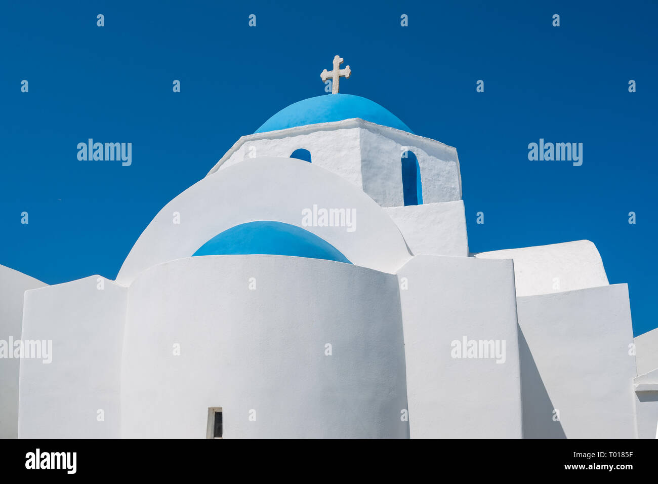 Cicladi chiesa greco ortodossa sull isola di Paros, Grecia. Croce Bianca contro il cielo blu Foto Stock