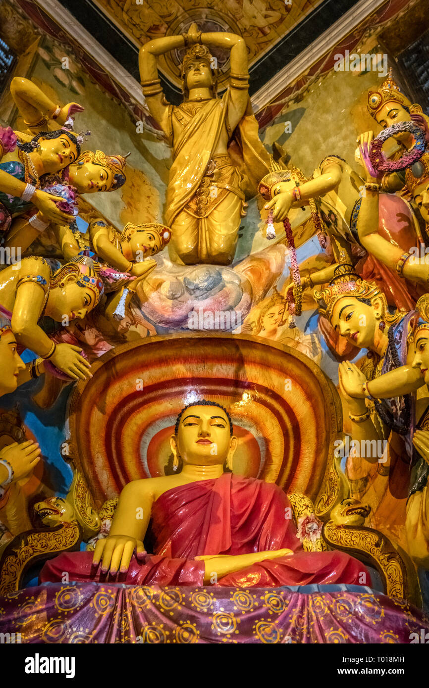 Solo un campione di ornati e colorato statue buddiste in un angolo del tempio di Gangaramaya in Sri Janaratana strada in Sri Lanka di capitale Foto Stock