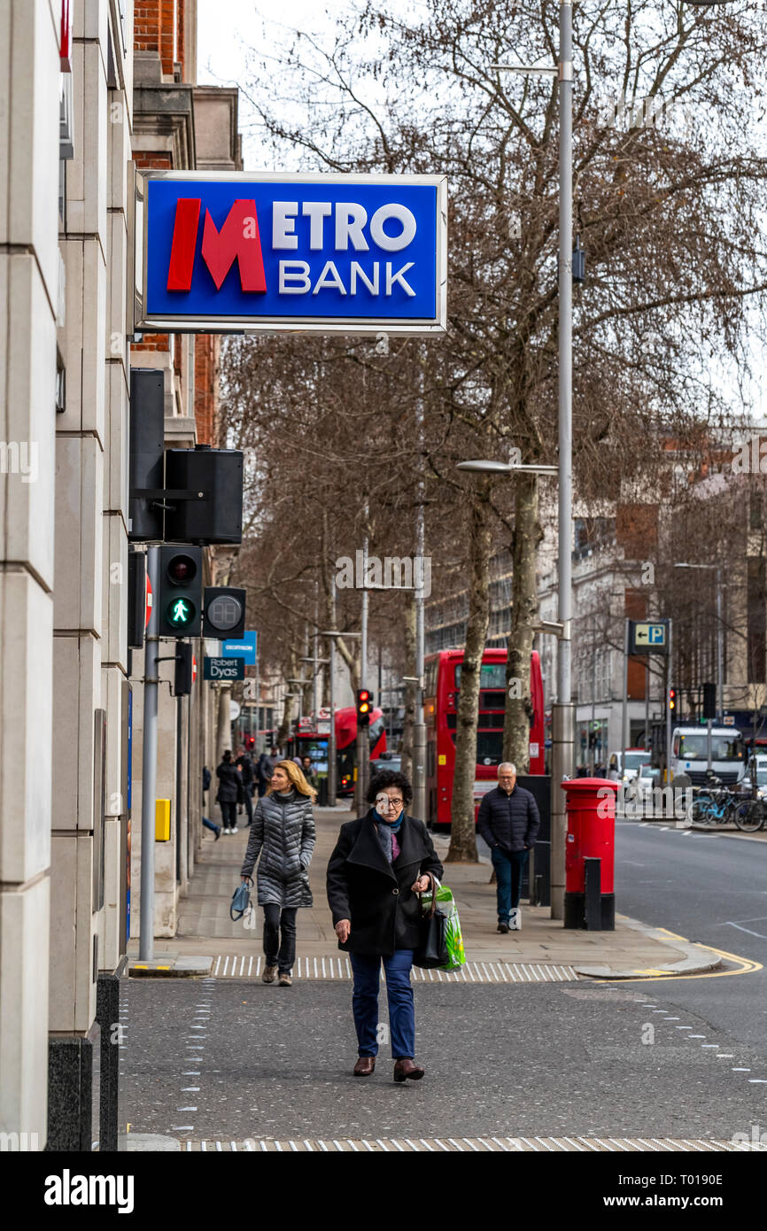 Metro Bank, il nome più recente nel settore bancario nel Regno Unito. 160-166 Kensington High St, Kensington, Londra W8 7RG Foto Stock