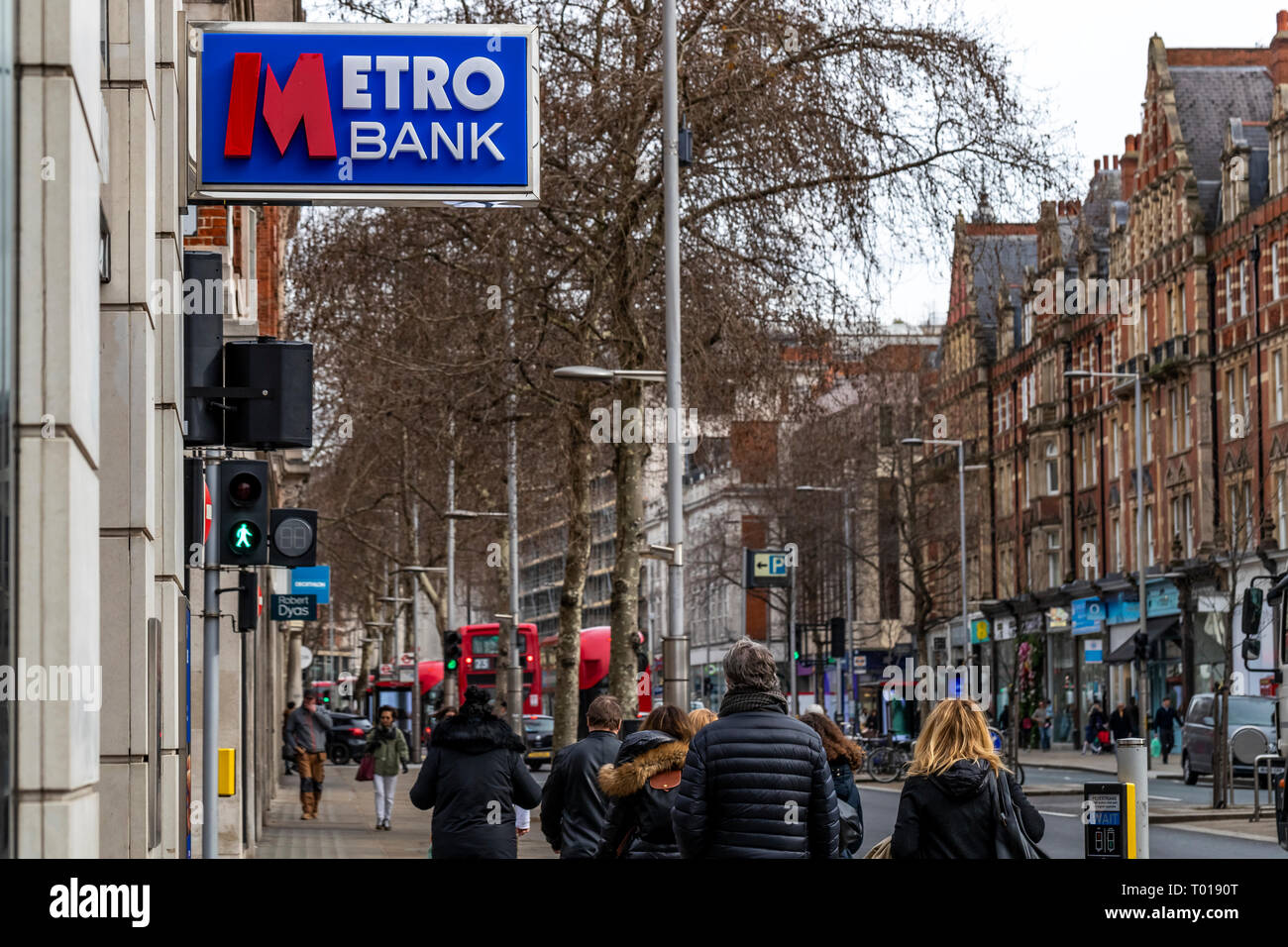 Metro Bank, il nome più recente nel settore bancario nel Regno Unito. 160-166 Kensington High St, Kensington, Londra W8 7RG Foto Stock