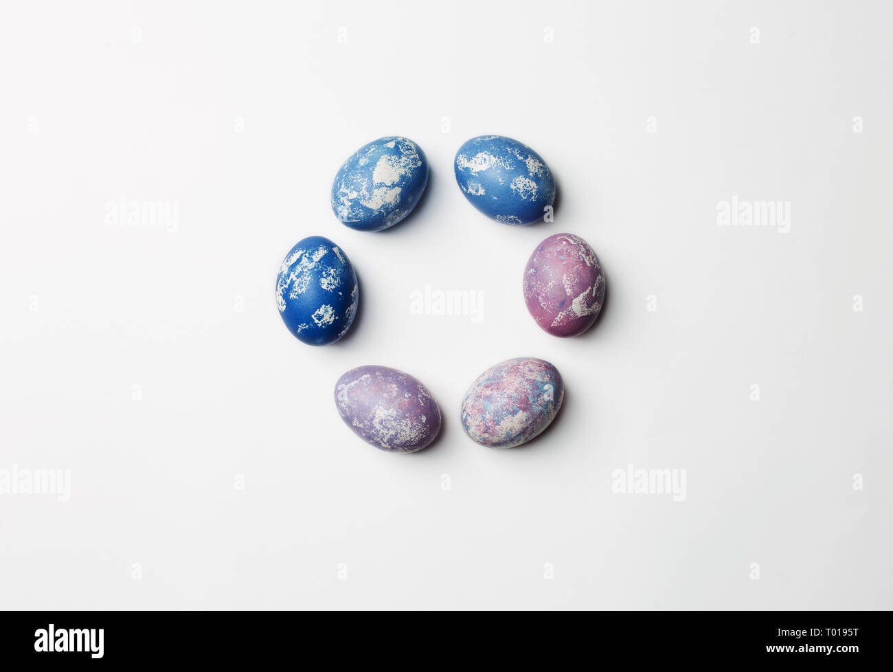 Creative layout di Pasqua fatta di uova colorate su sfondo bianco. Corona circolare piana concetto laici Foto Stock