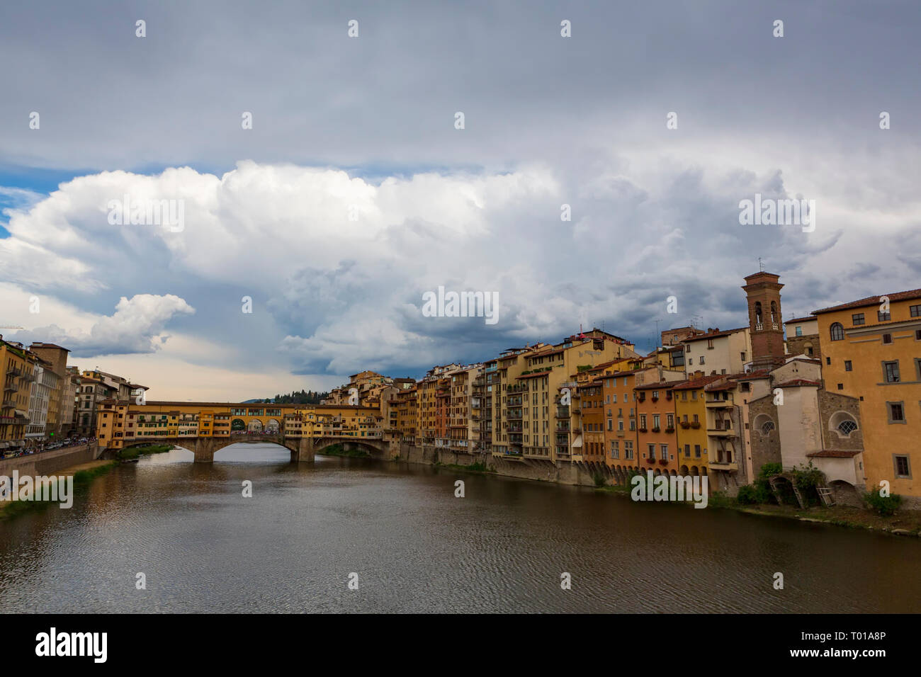 Il Ponte Vecchio, una pietra medievali chiuso-spandrel arco ponte sopra il fiume Arno a Firenze, nota per aventi ancora negozi costruiti Foto Stock