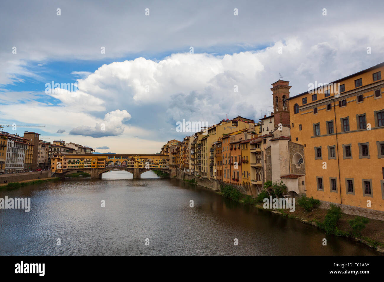 Il Ponte Vecchio, una pietra medievali chiuso-spandrel arco ponte sopra il fiume Arno a Firenze, nota per aventi ancora negozi costruiti Foto Stock