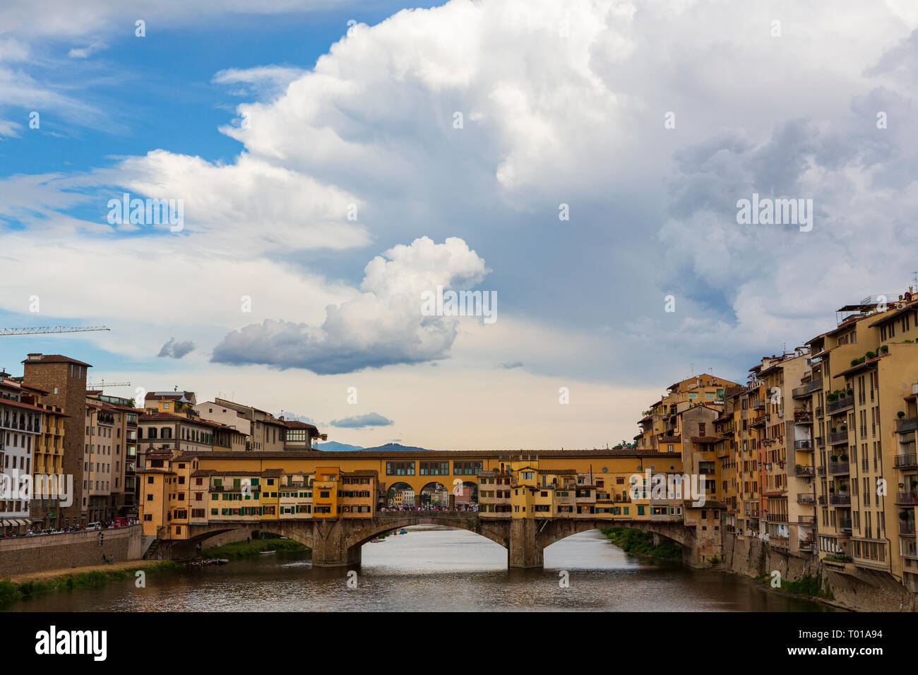 Il Ponte Vecchio, una pietra medievali chiuso-spandrel arco ponte sopra il fiume Arno a Firenze, nota per aventi ancora negozi costruiti Foto Stock