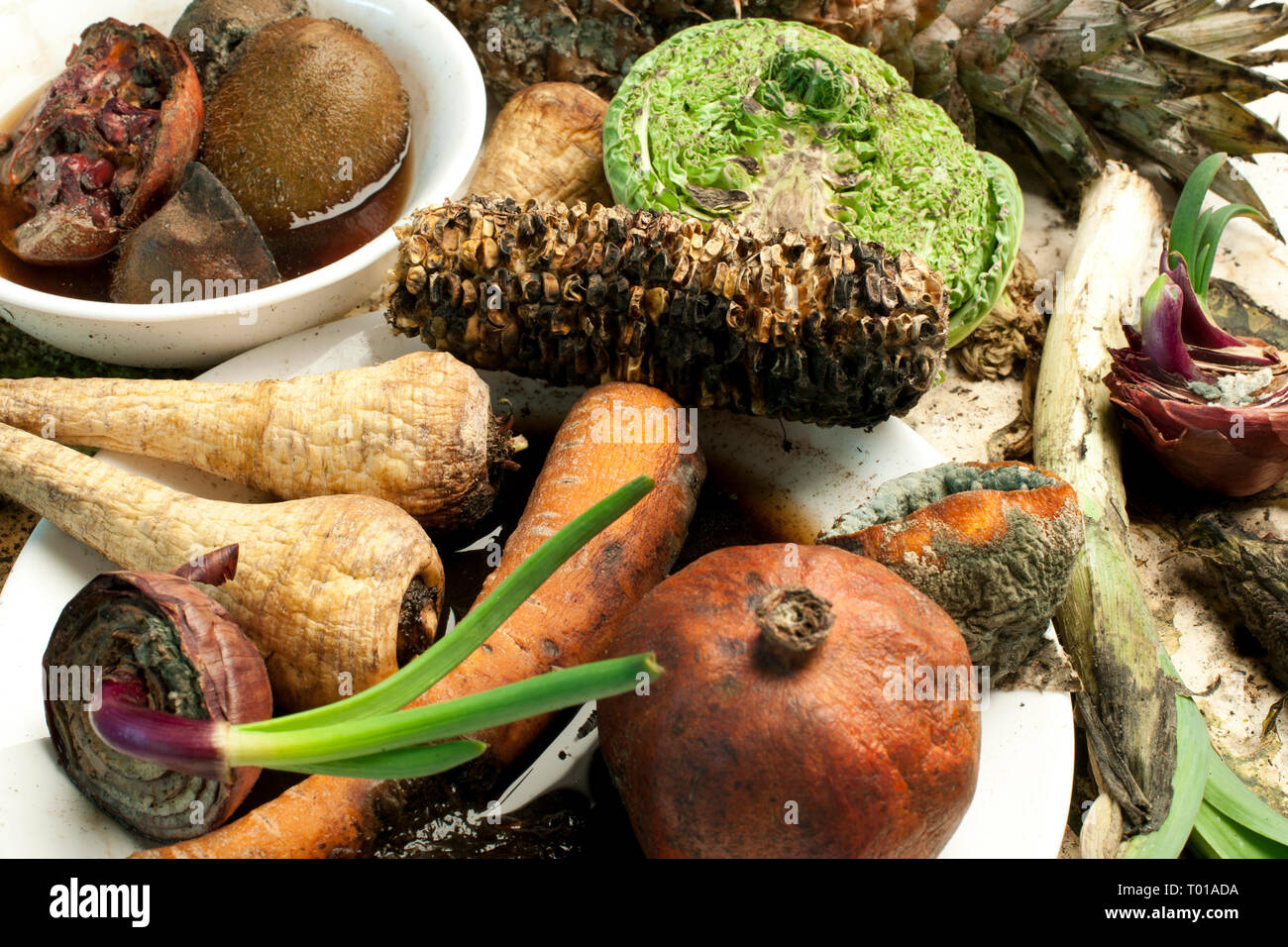 Marciume la frutta e le verdure su un tavolo Foto Stock