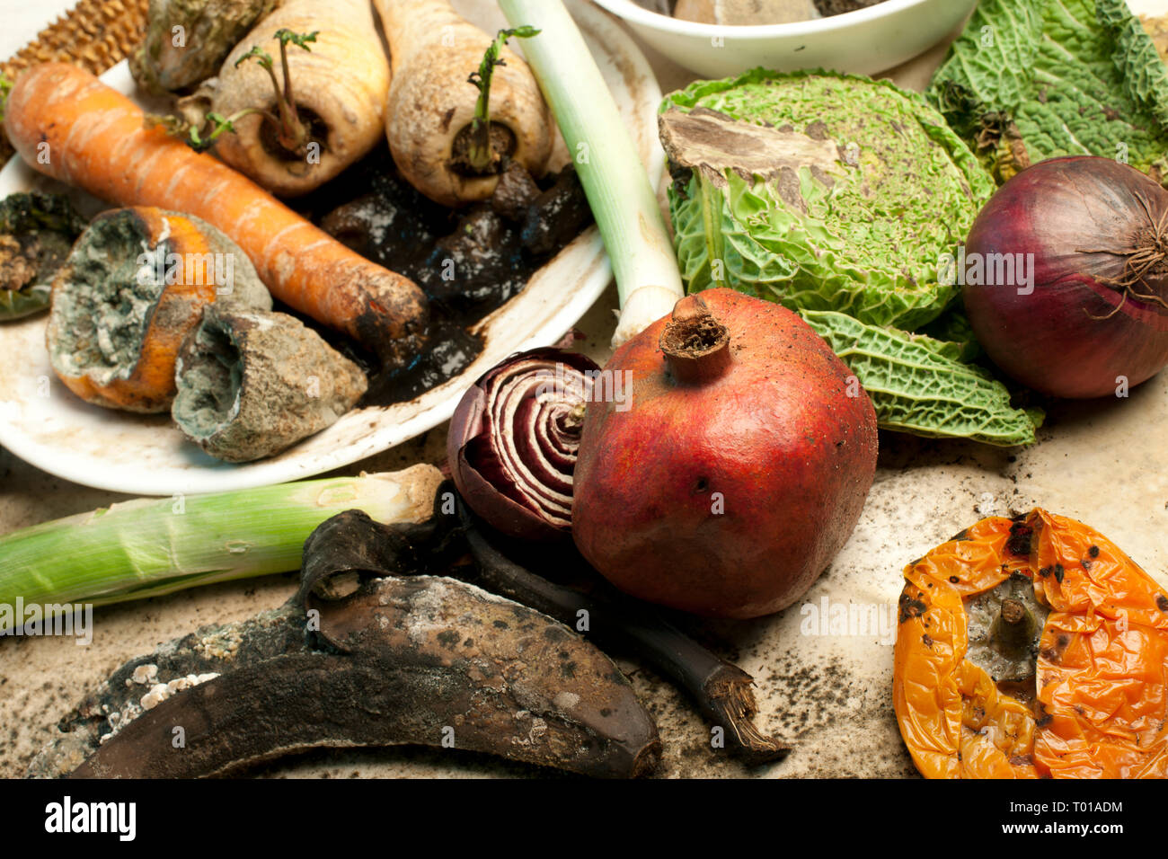 Marciume la frutta e le verdure su un tavolo Foto Stock