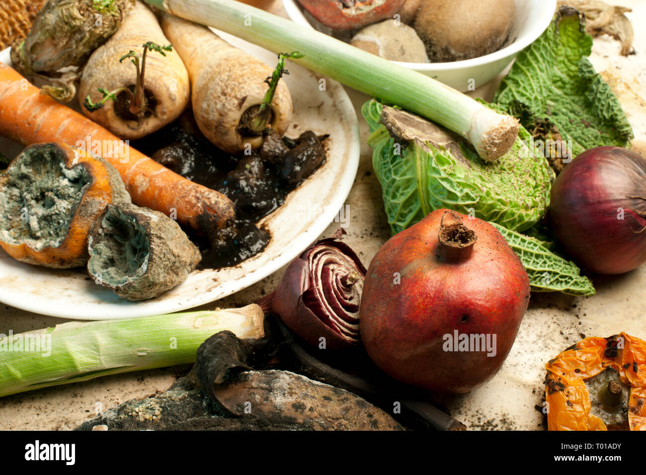 Marciume la frutta e le verdure su un tavolo Foto Stock