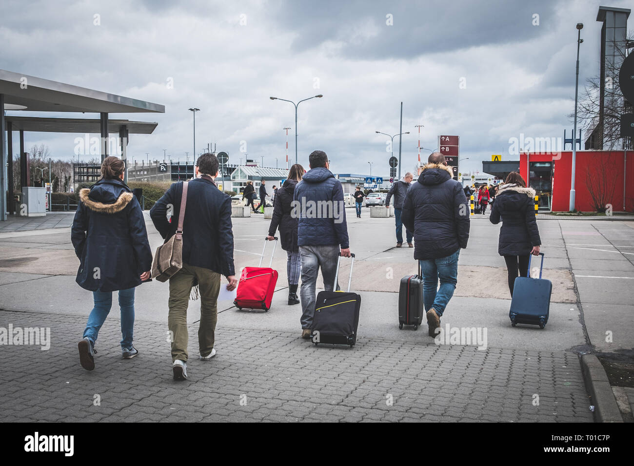 Berlino, Germania - marzo 2019: persone con bagagli a piedi aeroporto, concetto di viaggio - Foto Stock
