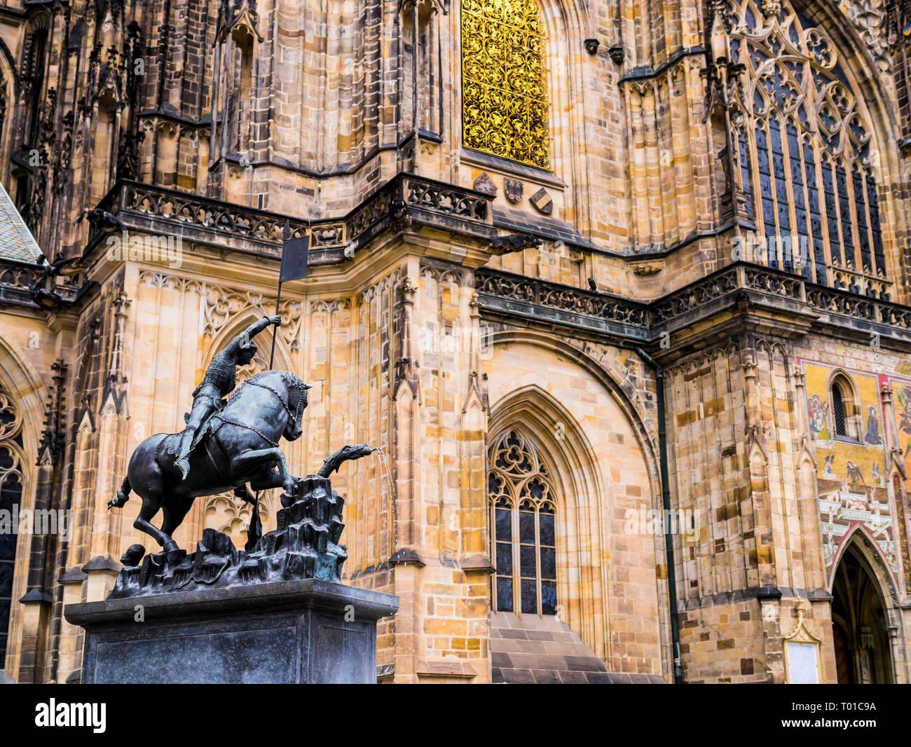 Statua equestre di San Giorgio con la cattedrale di San Vito in background, il castello di Praga, Repubblica Ceca Foto Stock