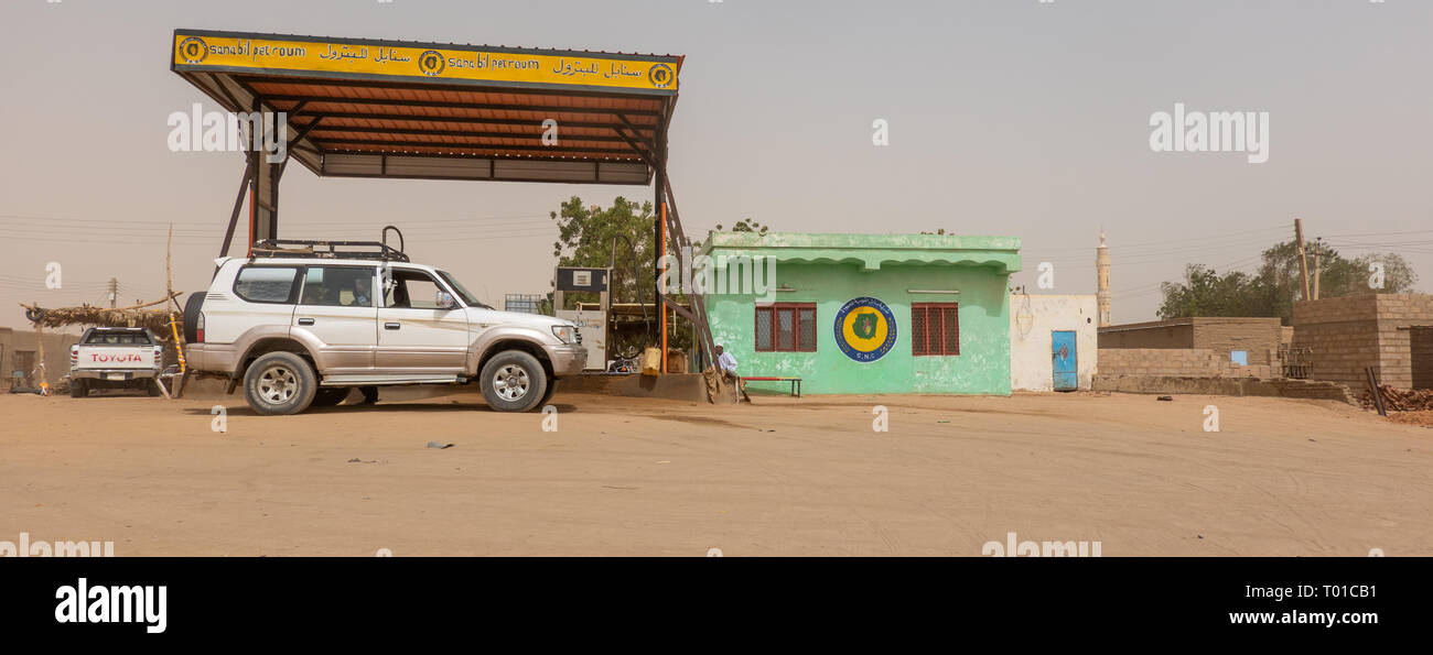 Dongola, Sudan, Febbraio 7, 2019: la piccola stazione di benzina con una luce serbatoio green keeper edificio nel deserto del Sudan Foto Stock