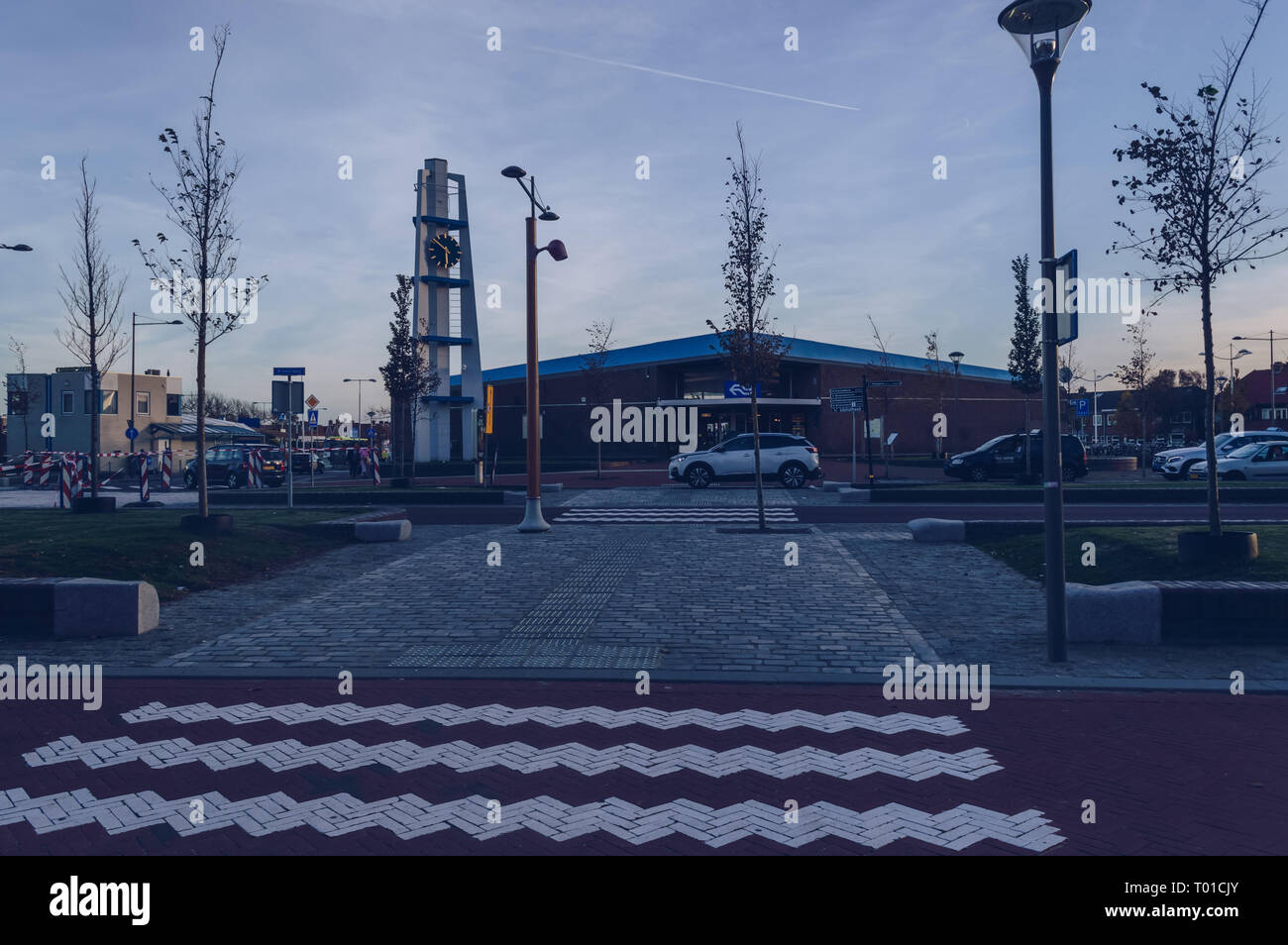 Den Helder, Paesi Bassi, ottobre 13, 2018: orologi di fronte a Den Helder stazione a tempo del tramonto Foto Stock