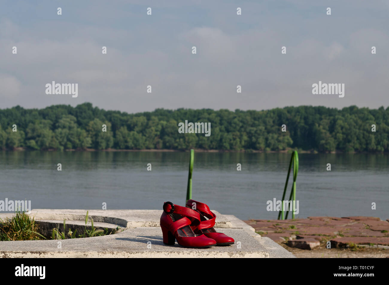 Scarpe fatiscenti a Ruse, vicino al fiume Danubio Foto Stock