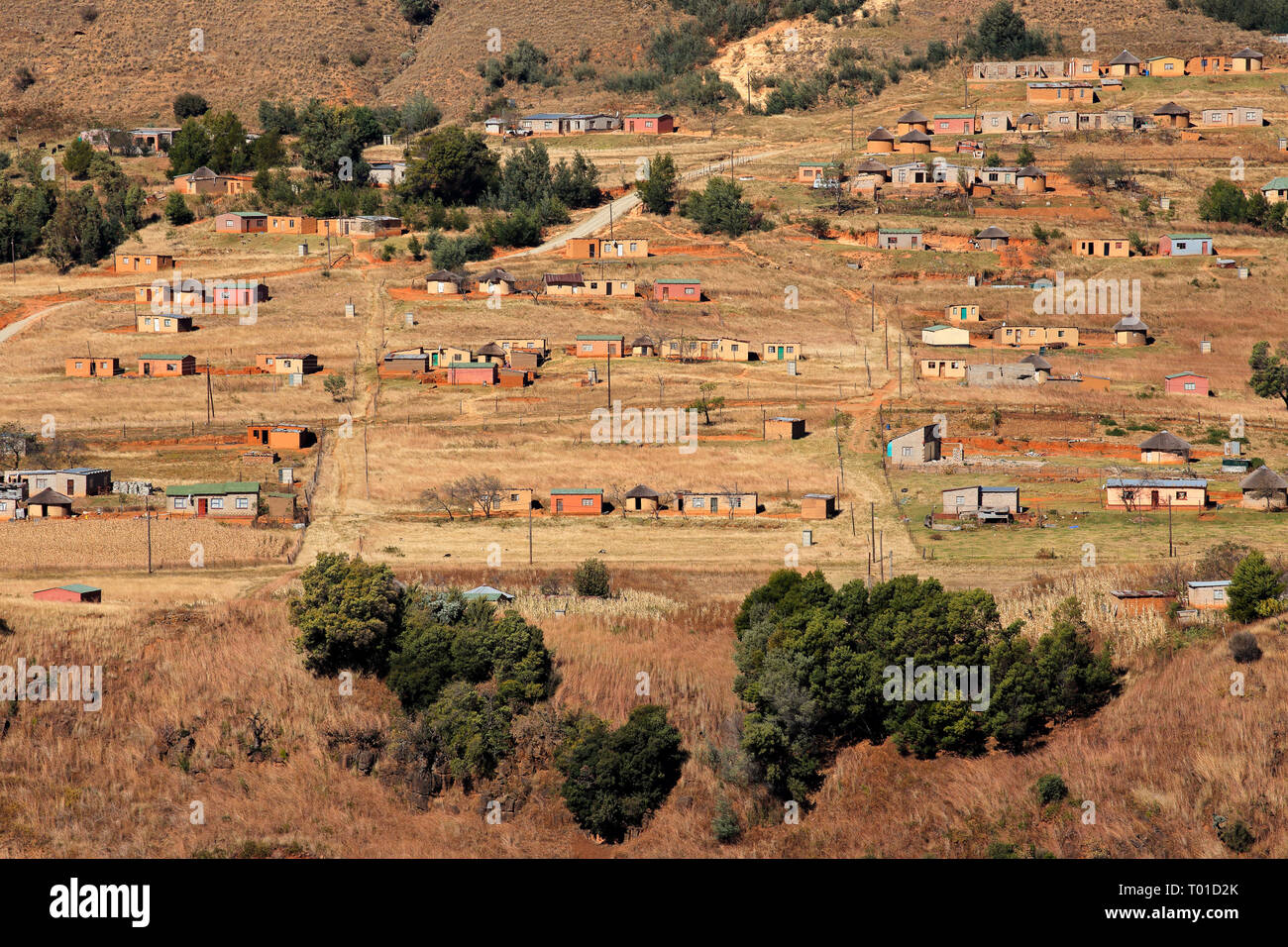 Insediamento rurale sulle colline ai piedi delle montagne di Drakensberg, KwaZulu-Natal, Sud Africa Foto Stock