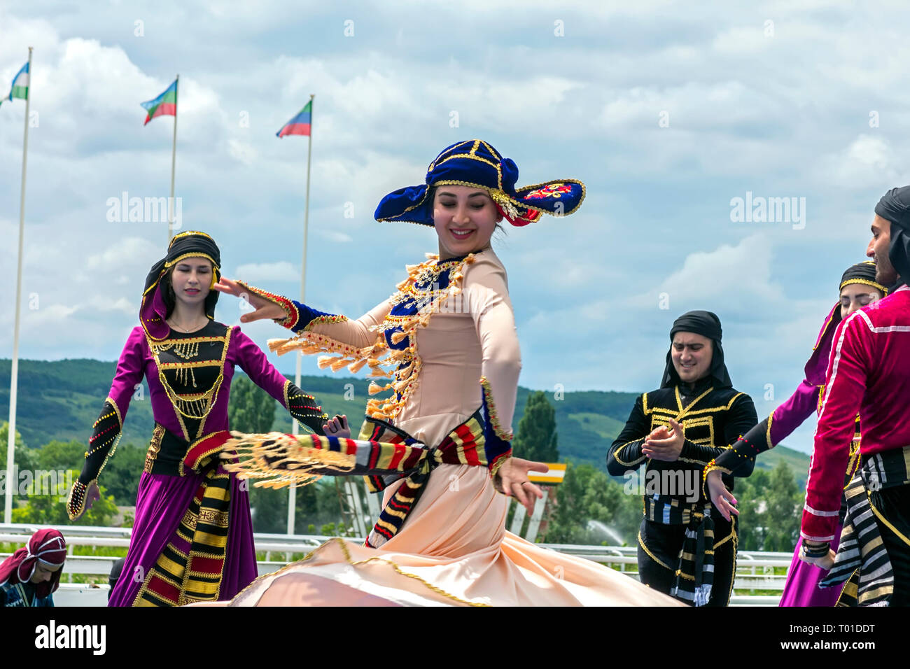 PYATIGORSK,RUSSIA - luglio 23,2017:Highland Dance in esecuzione il ballo folk ensemble dei popoli del Caucaso 'Vello d'Oro" in Pyatigorsk,Caucaso Foto Stock