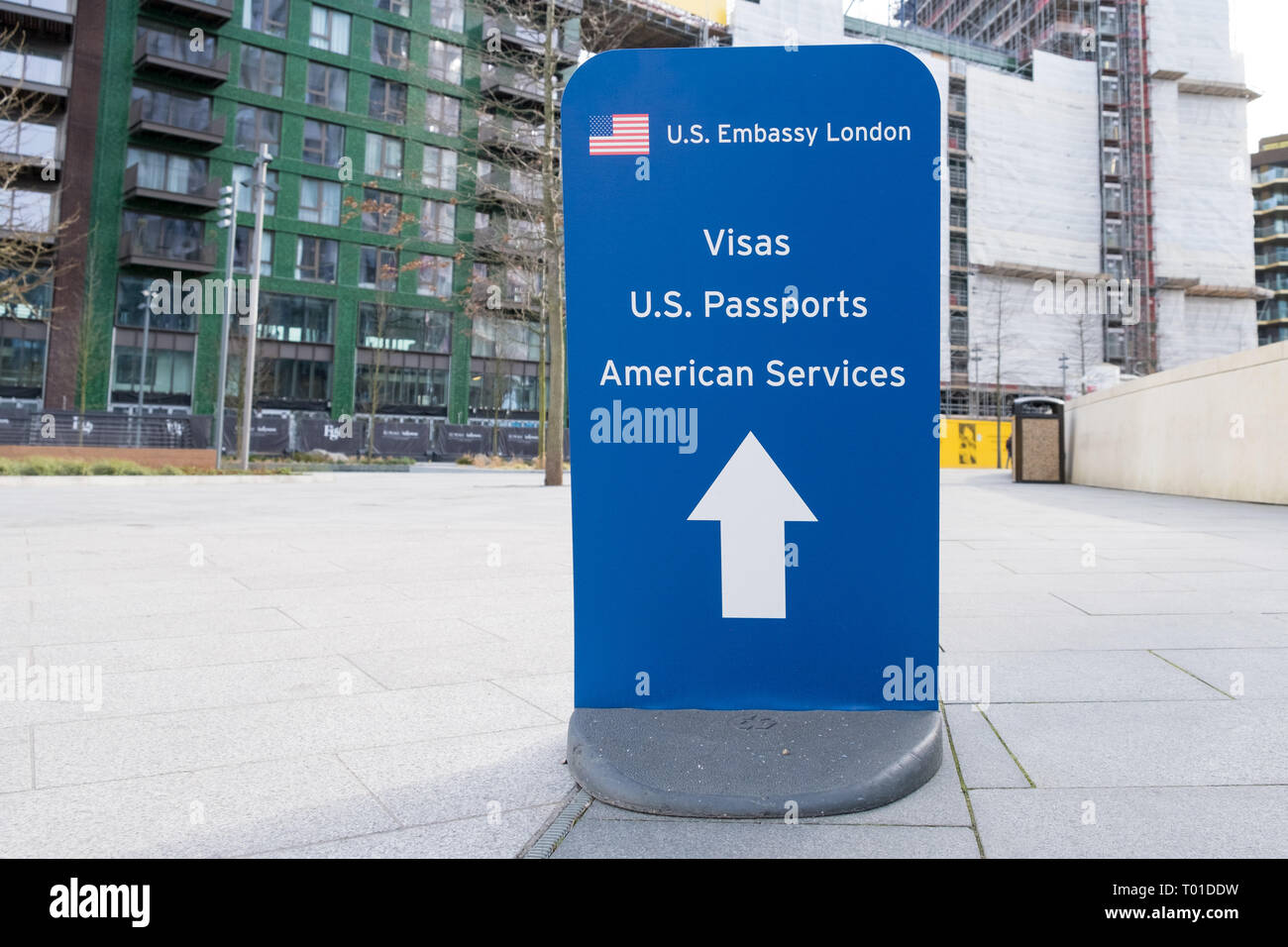 Segno indirizzare i visitatori per i servizi consolari presso il recentemente aperto Ambasciata degli Stati Uniti a Nine Elms, Londra Foto Stock