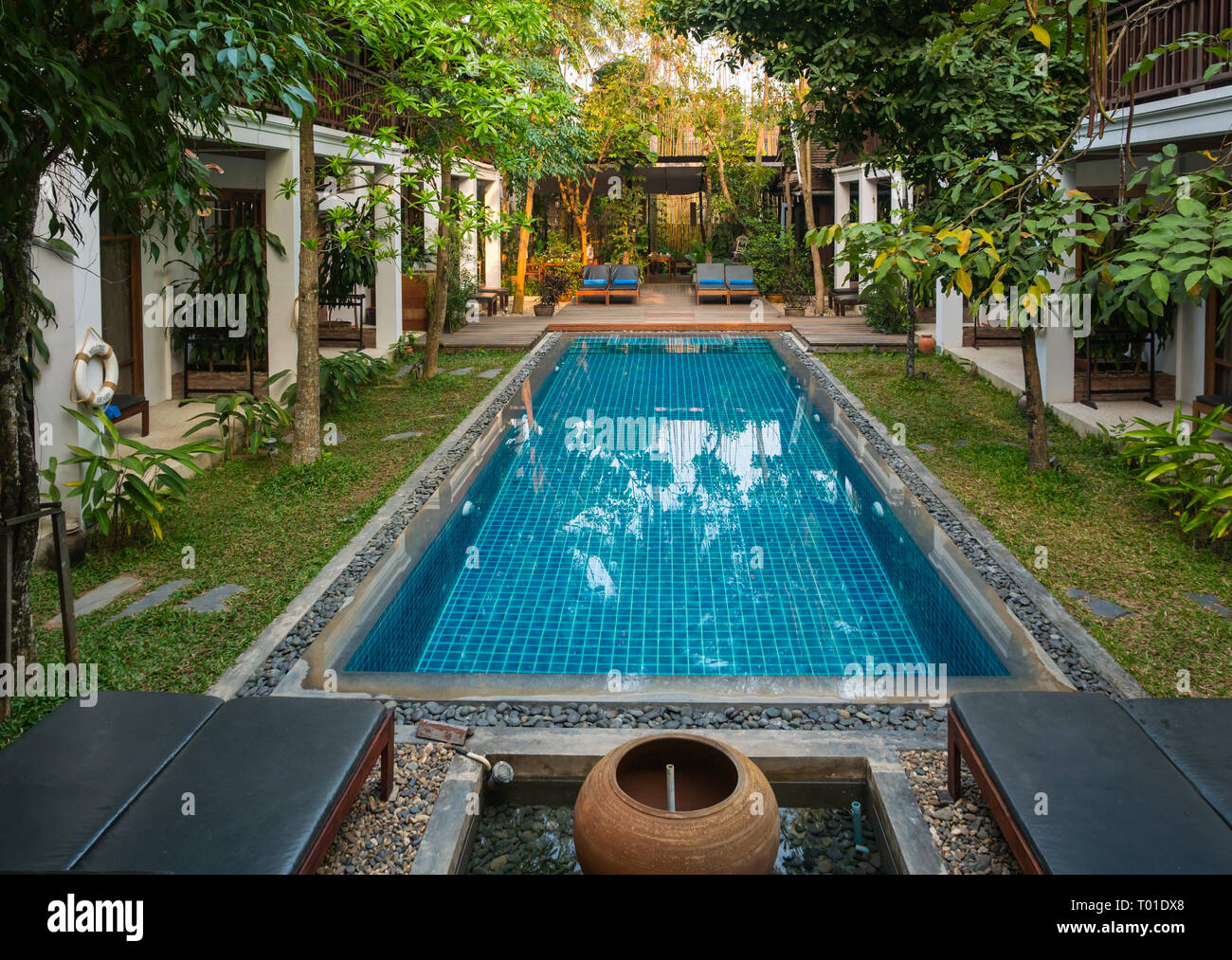 Le Sen Boutique Hotel cortile con piscina e lettini prendisole, Lunag Prabang, Laos, sud-est asiatico Foto Stock