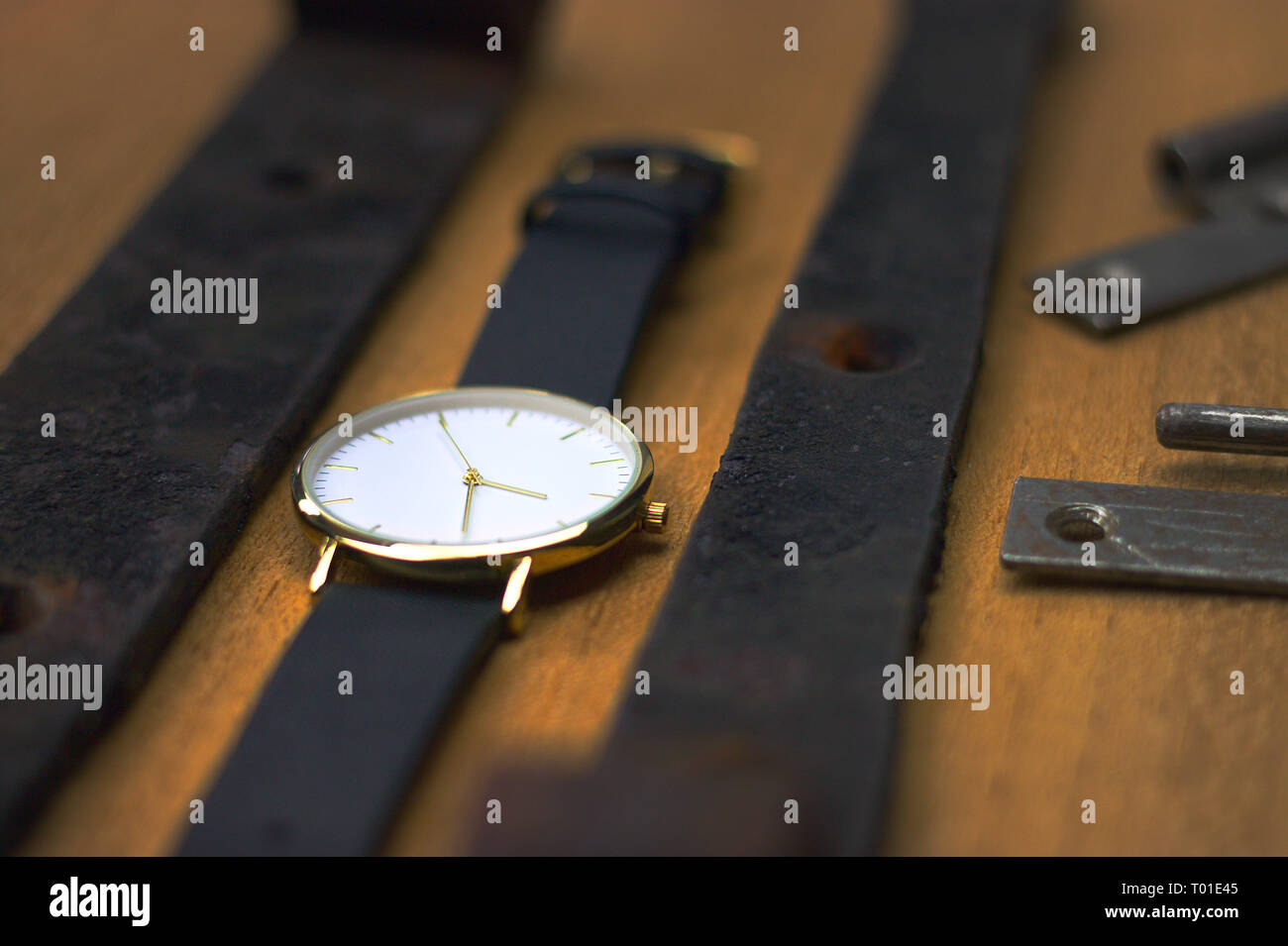 Primo piano della golden wristwacth sul tavolo di legno. Foto Stock